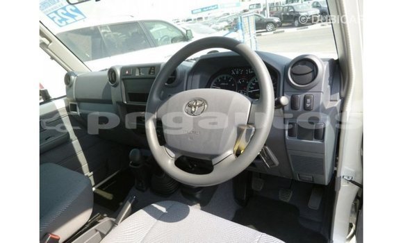 Buy Import Toyota Land Cruiser White Car in Import - Dubai in Enga Buy Import Toyota Land Cruiser White Car in Import - Dubai in Enga