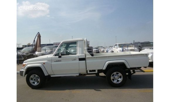 Buy Import Toyota Land Cruiser White Car in Import - Dubai in Enga Buy Import Toyota Land Cruiser White Car in Import - Dubai in Enga