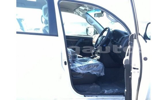 Buy Import Toyota Land Cruiser White Car in Import - Dubai in Enga Buy Import Toyota Land Cruiser White Car in Import - Dubai in Enga