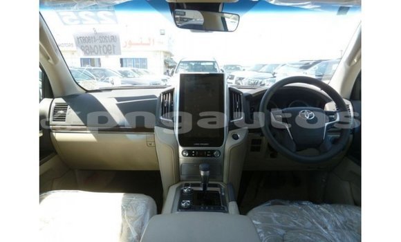 Buy Import Toyota Land Cruiser White Car in Import - Dubai in Enga Buy Import Toyota Land Cruiser White Car in Import - Dubai in Enga