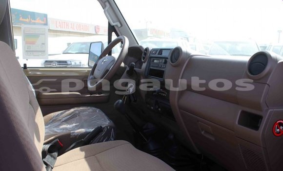 Buy Import Toyota Land Cruiser Beige Car in Import - Dubai in Enga Buy Import Toyota Land Cruiser Beige Car in Import - Dubai in Enga