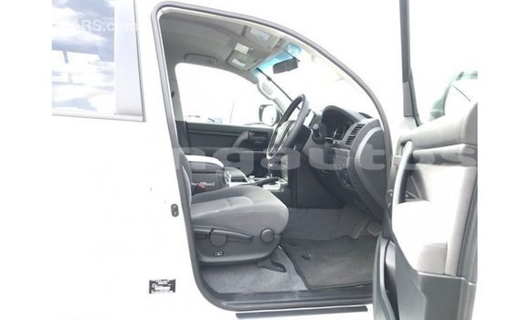 Buy Import Toyota Land Cruiser White Car in Import - Dubai in Enga Buy Import Toyota Land Cruiser White Car in Import - Dubai in Enga