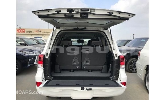 Buy Import Toyota Land Cruiser White Car in Import - Dubai in Enga Buy Import Toyota Land Cruiser White Car in Import - Dubai in Enga