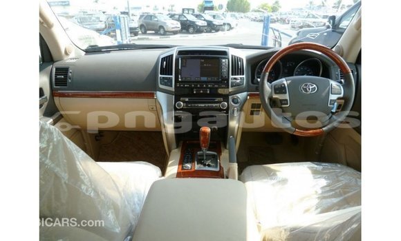 Buy Import Toyota Land Cruiser White Car in Import - Dubai in Enga Buy Import Toyota Land Cruiser White Car in Import - Dubai in Enga