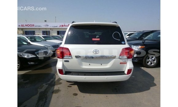 Buy Import Toyota Land Cruiser White Car in Import - Dubai in Enga Buy Import Toyota Land Cruiser White Car in Import - Dubai in Enga
