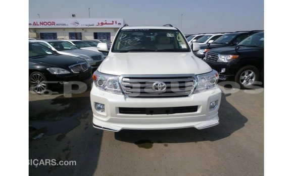 Buy Import Toyota Land Cruiser White Car in Import - Dubai in Enga Buy Import Toyota Land Cruiser White Car in Import - Dubai in Enga