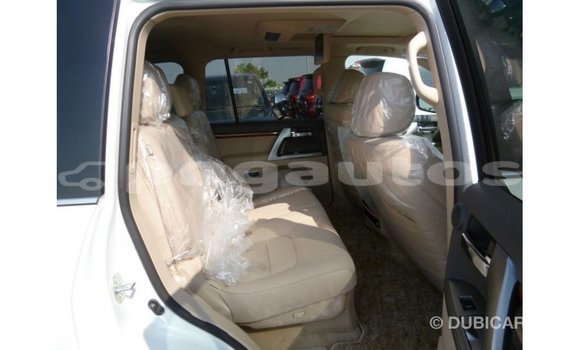 Buy Import Toyota Land Cruiser White Car in Import - Dubai in Enga Buy Import Toyota Land Cruiser White Car in Import - Dubai in Enga