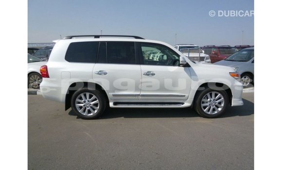 Buy Import Toyota Land Cruiser White Car in Import - Dubai in Enga Buy Import Toyota Land Cruiser White Car in Import - Dubai in Enga