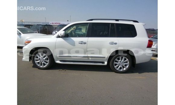 Buy Import Toyota Land Cruiser White Car in Import - Dubai in Enga Buy Import Toyota Land Cruiser White Car in Import - Dubai in Enga