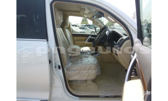 Buy Import Toyota Land Cruiser White Car in Import - Dubai in Enga Buy Import Toyota Land Cruiser White Car in Import - Dubai in Enga