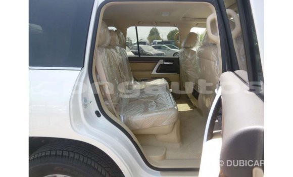 Buy Import Toyota Land Cruiser White Car in Import - Dubai in Enga Buy Import Toyota Land Cruiser White Car in Import - Dubai in Enga