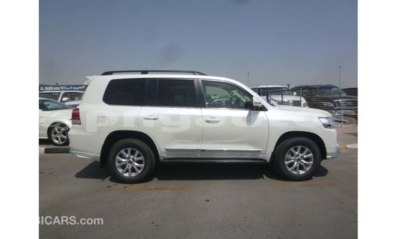 Buy Import Toyota Land Cruiser White Car in Import - Dubai in Enga Buy Import Toyota Land Cruiser White Car in Import - Dubai in Enga