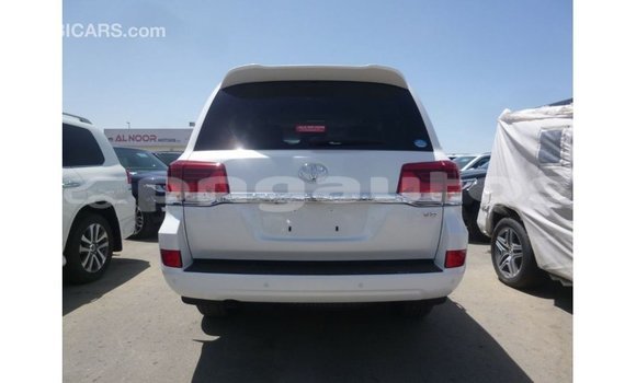 Buy Import Toyota Land Cruiser White Car in Import - Dubai in Enga Buy Import Toyota Land Cruiser White Car in Import - Dubai in Enga