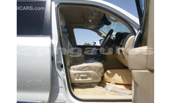 Buy Import Toyota Land Cruiser White Car in Import - Dubai in Enga Buy Import Toyota Land Cruiser White Car in Import - Dubai in Enga