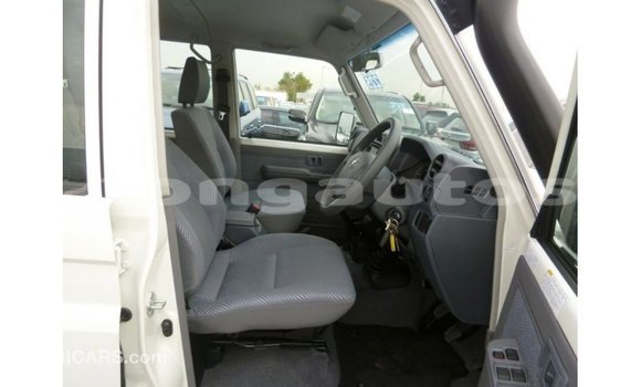 Buy Import Toyota Land Cruiser White Car in Import - Dubai in Enga Buy Import Toyota Land Cruiser White Car in Import - Dubai in Enga