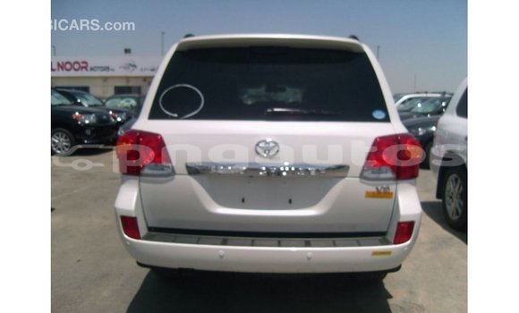Buy Import Toyota Land Cruiser White Car in Import - Dubai in Enga Buy Import Toyota Land Cruiser White Car in Import - Dubai in Enga