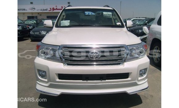 Buy Import Toyota Land Cruiser White Car in Import - Dubai in Enga Buy Import Toyota Land Cruiser White Car in Import - Dubai in Enga