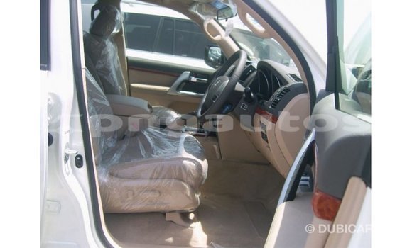 Buy Import Toyota Land Cruiser White Car in Import - Dubai in Enga Buy Import Toyota Land Cruiser White Car in Import - Dubai in Enga