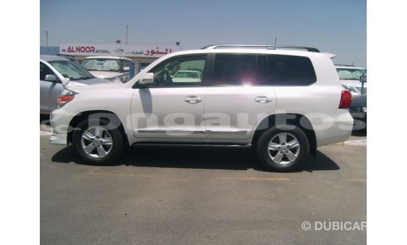Buy Import Toyota Land Cruiser White Car in Import - Dubai in Enga Buy Import Toyota Land Cruiser White Car in Import - Dubai in Enga