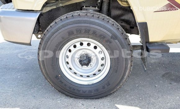 Acheter Import Voiture Toyota Land Cruiser Beige à Import - Dubai, Enga Acheter Import Voiture Toyota Land Cruiser Beige à Import - Dubai, Enga