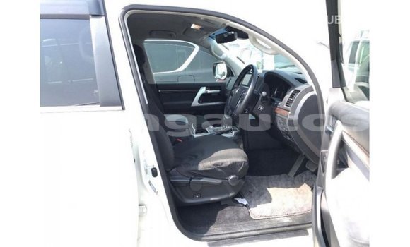Buy Import Toyota Land Cruiser White Car in Import - Dubai in Enga Buy Import Toyota Land Cruiser White Car in Import - Dubai in Enga
