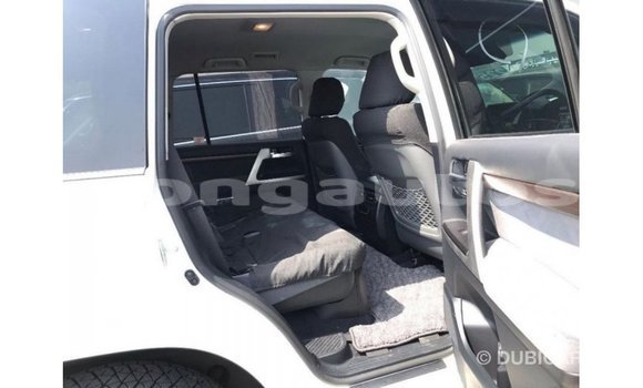 Buy Import Toyota Land Cruiser White Car in Import - Dubai in Enga Buy Import Toyota Land Cruiser White Car in Import - Dubai in Enga