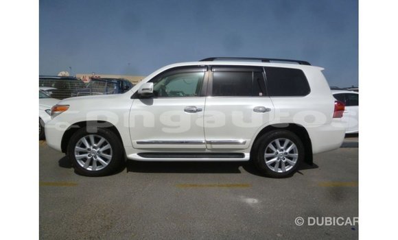 Buy Import Toyota Land Cruiser White Car in Import - Dubai in Enga Buy Import Toyota Land Cruiser White Car in Import - Dubai in Enga