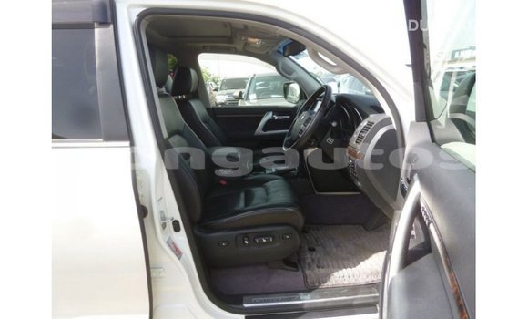 Buy Import Toyota Land Cruiser White Car in Import - Dubai in Enga Buy Import Toyota Land Cruiser White Car in Import - Dubai in Enga