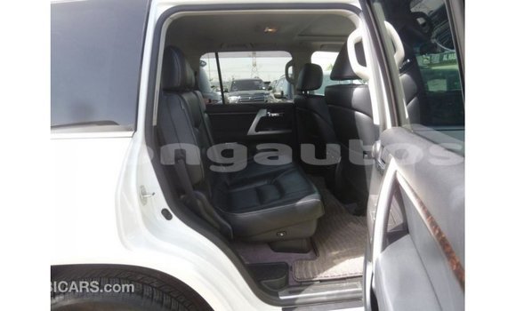 Buy Import Toyota Land Cruiser White Car in Import - Dubai in Enga Buy Import Toyota Land Cruiser White Car in Import - Dubai in Enga