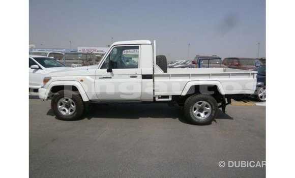 Buy Import Toyota Land Cruiser White Car in Import - Dubai in Enga Buy Import Toyota Land Cruiser White Car in Import - Dubai in Enga