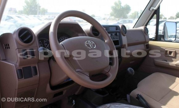 Acheter Import Voiture Toyota Land Cruiser Beige à Import - Dubai, Enga Acheter Import Voiture Toyota Land Cruiser Beige à Import - Dubai, Enga
