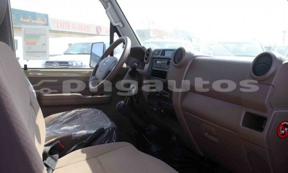 Acheter Import Voiture Toyota Land Cruiser Beige à Import - Dubai, Enga Acheter Import Voiture Toyota Land Cruiser Beige à Import - Dubai, Enga