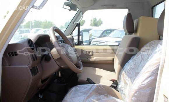 Acheter Import Voiture Toyota Land Cruiser Beige à Import - Dubai, Enga Acheter Import Voiture Toyota Land Cruiser Beige à Import - Dubai, Enga