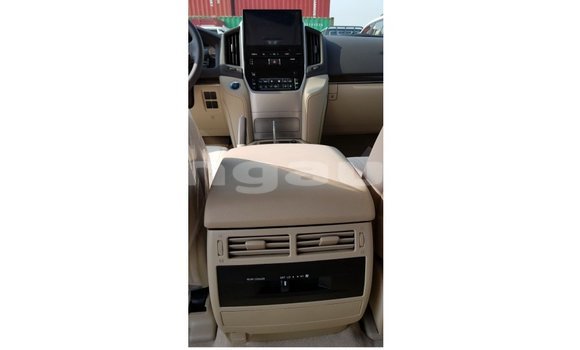 Buy Import Toyota Land Cruiser White Car in Import - Dubai in Enga Buy Import Toyota Land Cruiser White Car in Import - Dubai in Enga