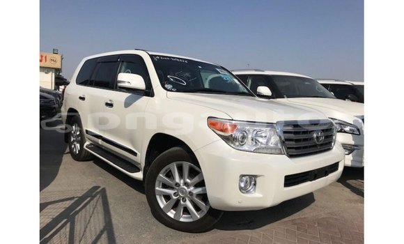Buy Import Toyota Land Cruiser White Car in Import - Dubai in Enga Buy Import Toyota Land Cruiser White Car in Import - Dubai in Enga