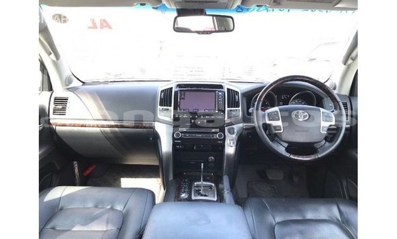 Buy Import Toyota Land Cruiser White Car in Import - Dubai in Enga Buy Import Toyota Land Cruiser White Car in Import - Dubai in Enga