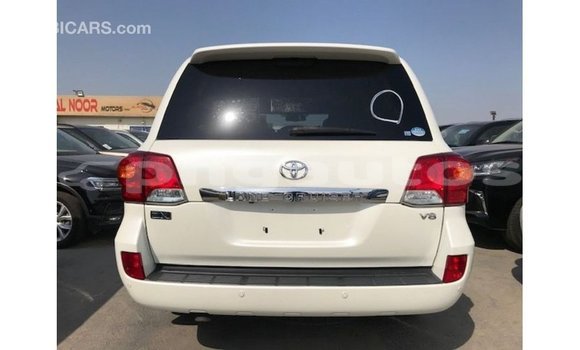 Buy Import Toyota Land Cruiser White Car in Import - Dubai in Enga Buy Import Toyota Land Cruiser White Car in Import - Dubai in Enga