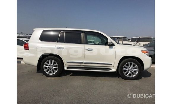 Buy Import Toyota Land Cruiser White Car in Import - Dubai in Enga Buy Import Toyota Land Cruiser White Car in Import - Dubai in Enga