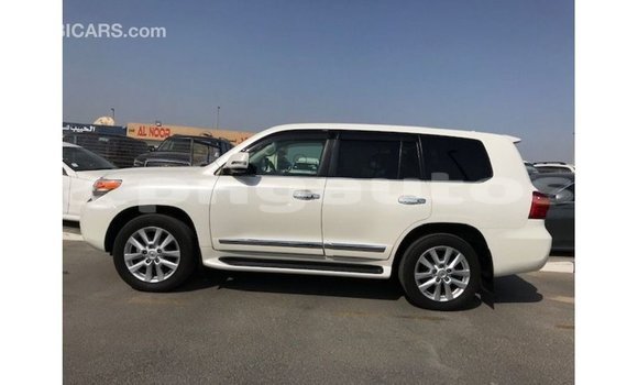 Buy Import Toyota Land Cruiser White Car in Import - Dubai in Enga Buy Import Toyota Land Cruiser White Car in Import - Dubai in Enga