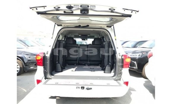 Buy Import Toyota Land Cruiser White Car in Import - Dubai in Enga Buy Import Toyota Land Cruiser White Car in Import - Dubai in Enga