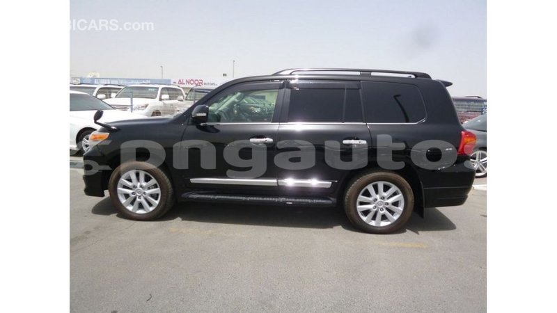 Big with watermark toyota land cruiser enga import dubai 4935