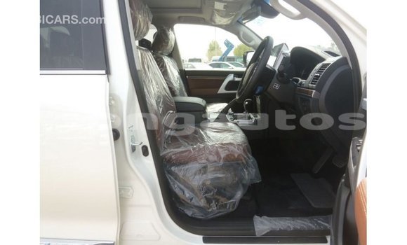 Buy Import Toyota Land Cruiser White Car in Import - Dubai in Enga Buy Import Toyota Land Cruiser White Car in Import - Dubai in Enga