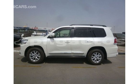 Buy Import Toyota Land Cruiser White Car in Import - Dubai in Enga Buy Import Toyota Land Cruiser White Car in Import - Dubai in Enga
