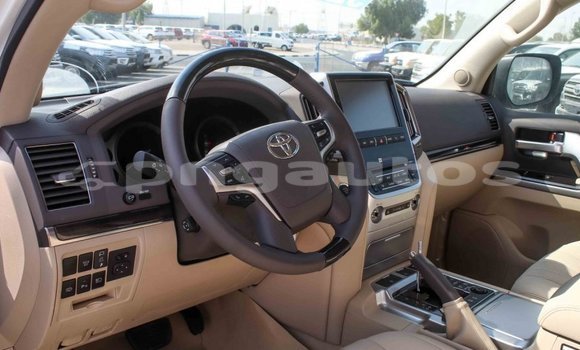 Acheter Import Voiture Toyota Land Cruiser Blanc à Import - Dubai, Enga Acheter Import Voiture Toyota Land Cruiser Blanc à Import - Dubai, Enga