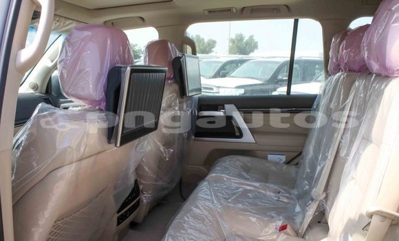 Acheter Import Voiture Toyota Land Cruiser Blanc à Import - Dubai, Enga Acheter Import Voiture Toyota Land Cruiser Blanc à Import - Dubai, Enga