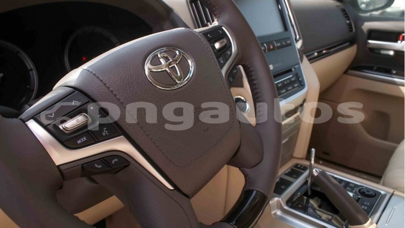 Big with watermark toyota land cruiser enga import dubai 4954