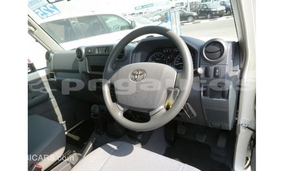 Buy Import Toyota Land Cruiser White Car in Import - Dubai in Enga Buy Import Toyota Land Cruiser White Car in Import - Dubai in Enga