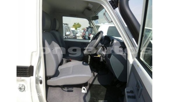 Buy Import Toyota Land Cruiser White Car in Import - Dubai in Enga Buy Import Toyota Land Cruiser White Car in Import - Dubai in Enga