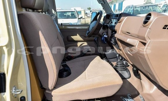 Acheter Import Voiture Toyota Land Cruiser Beige à Import - Dubai, Enga Acheter Import Voiture Toyota Land Cruiser Beige à Import - Dubai, Enga