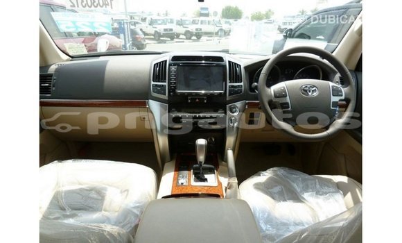 Buy Import Toyota Land Cruiser White Car in Import - Dubai in Enga Buy Import Toyota Land Cruiser White Car in Import - Dubai in Enga